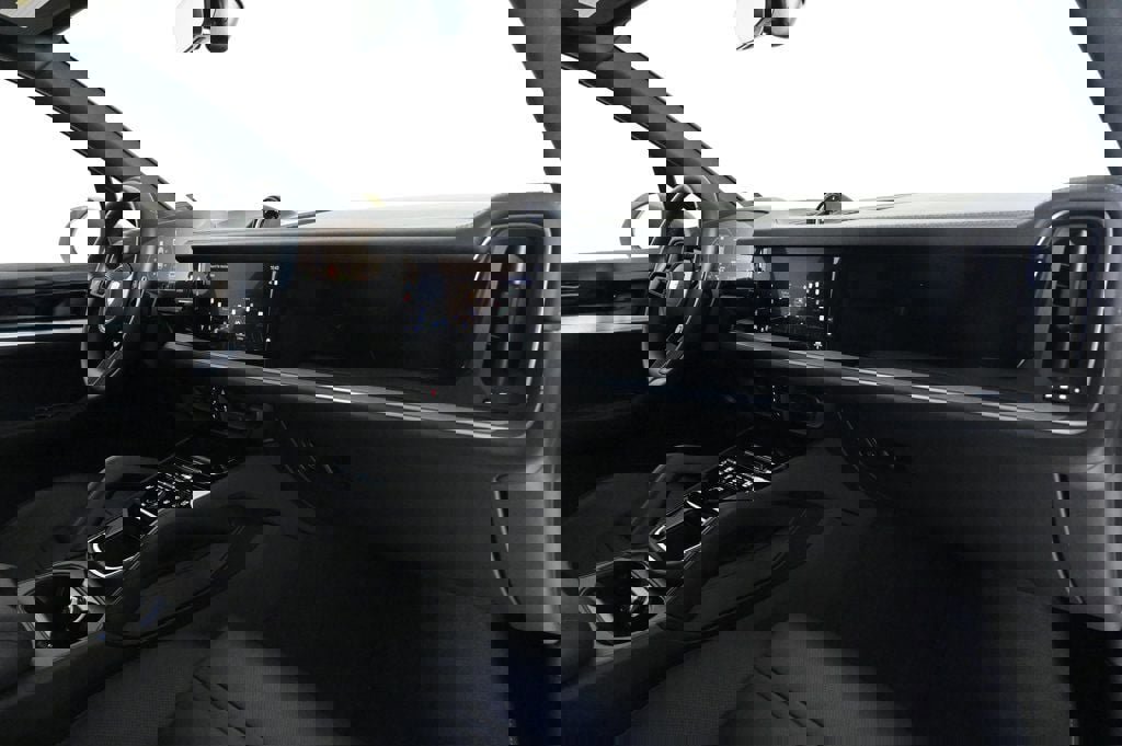 Certified 2025 Porsche Cayenne S image 18