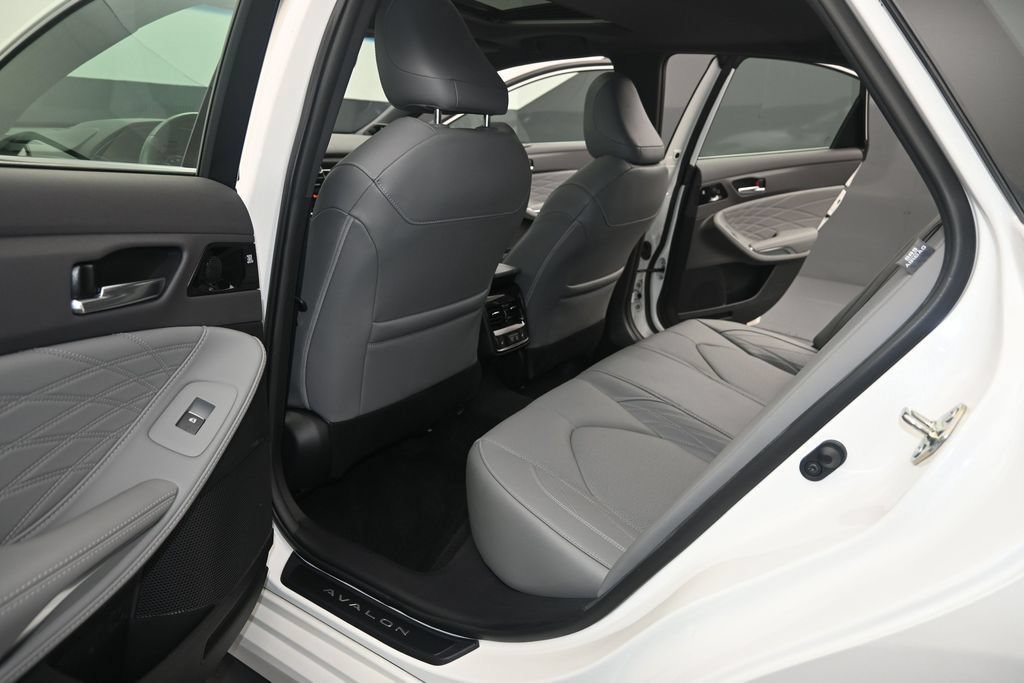 Used 2021 Toyota Avalon Limited w/ Advanced Safety Package FWD image 12