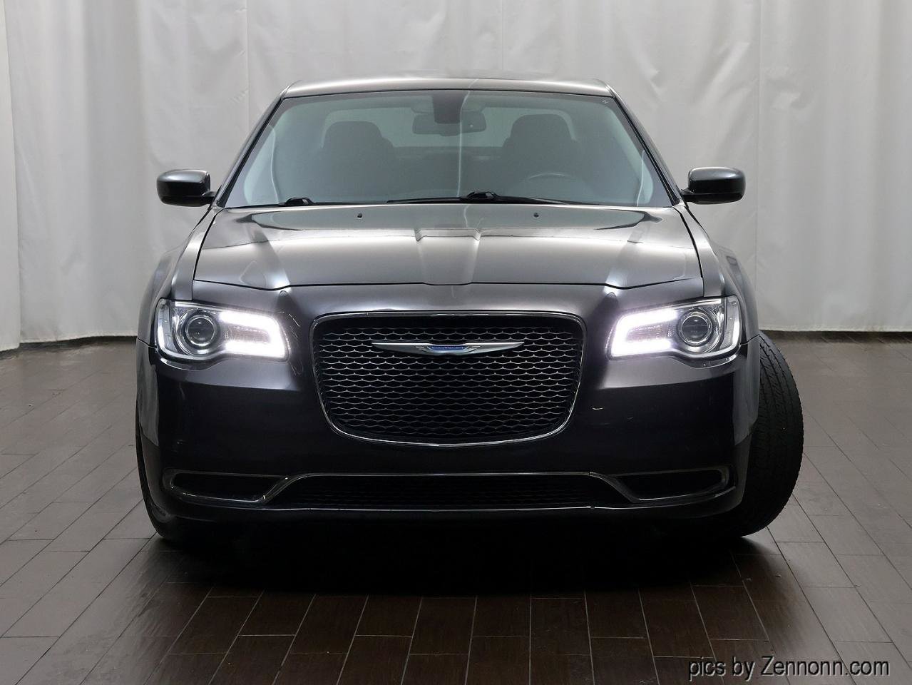Used 2018 Chrysler 300 Touring RWD image 4