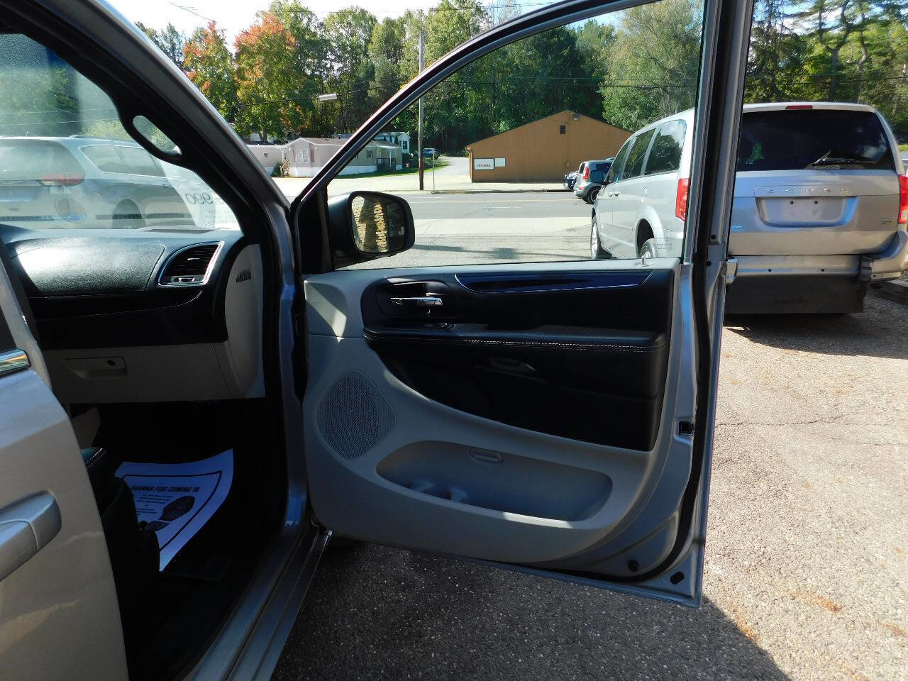 Used 2017 Dodge Grand Caravan SXT image 18
