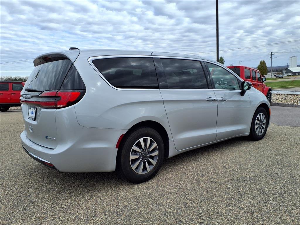 Used 2024 Chrysler Pacifica Select image 3