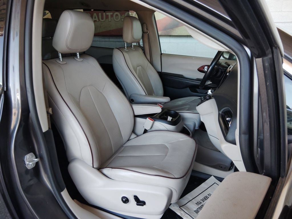 Used 2019 Chrysler Pacifica Limited w/ Advanced Safetytec Group FWD image 13