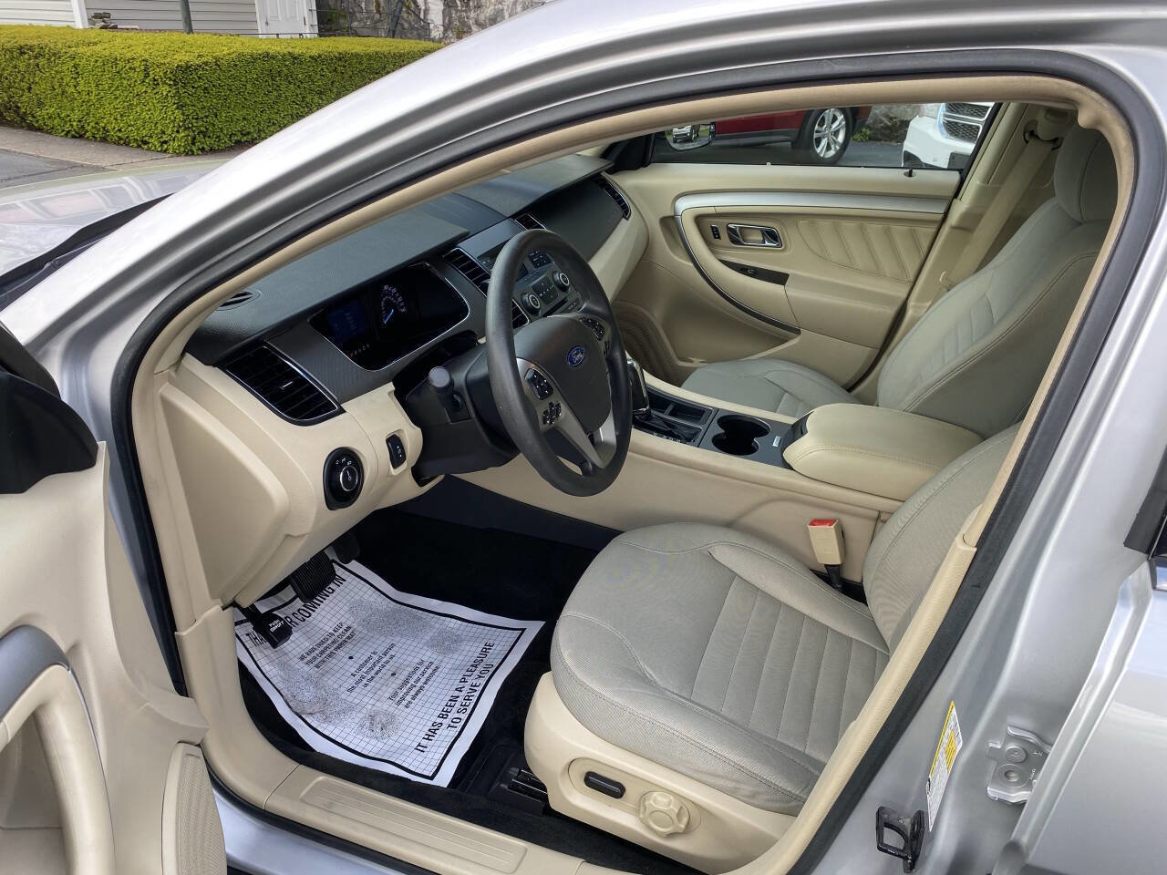 Used 2017 Ford Taurus SE image 10