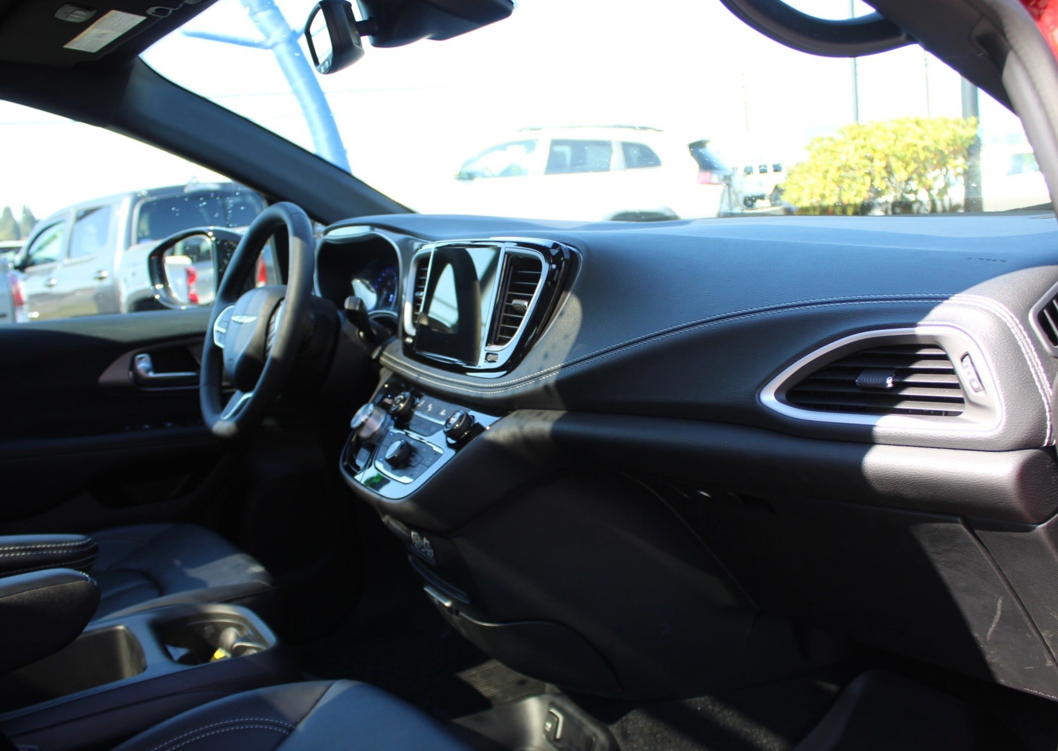 Used 2025 Chrysler Pacifica Select w/ Fav Edition Package FWD image 23