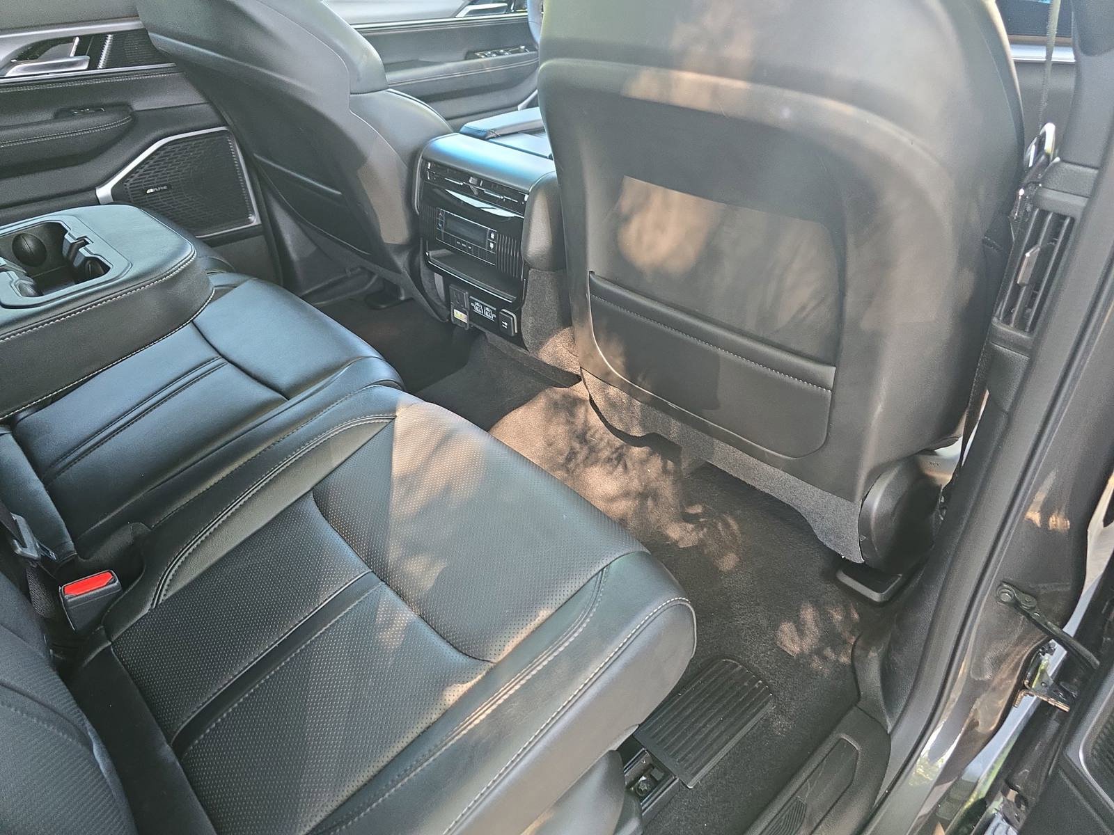 Used 2023 Jeep Wagoneer Series II AWD/4WD image 12