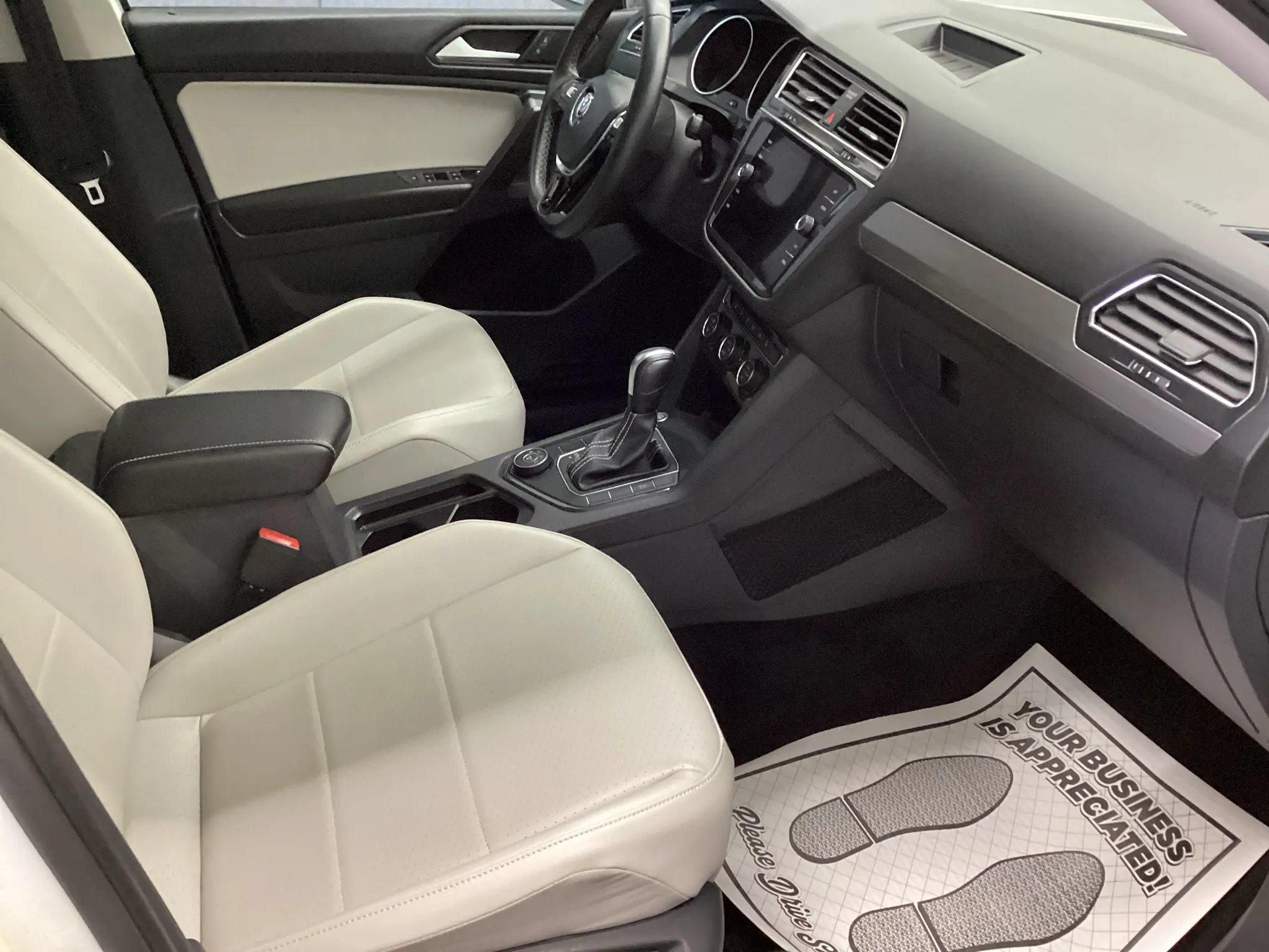 Used 2021 Volkswagen Tiguan SE w/ Panoramic Sunroof Package AWD/4WD image 11