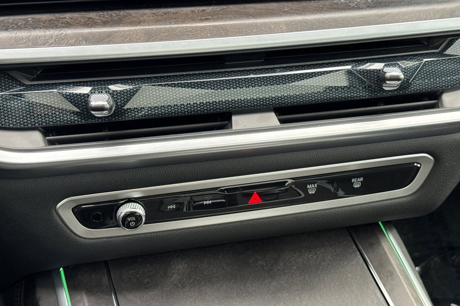 Used 2024 BMW X7 xDrive40i w/ M Sport Package image 21