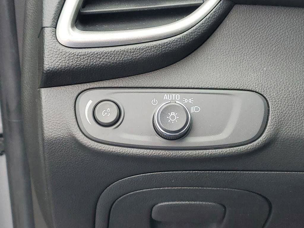 Used 2022 Chevrolet Trax LT w/ LT Convenience Package image 8