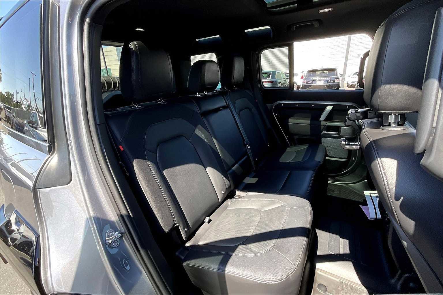 Used 2024 Land Rover Defender 110 X-Dynamic SE image 29