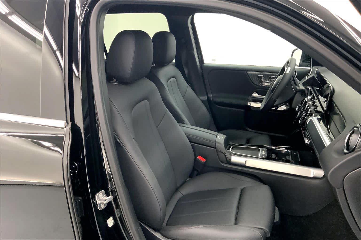 Used 2026 Mercedes-Benz GLB 250 image 2