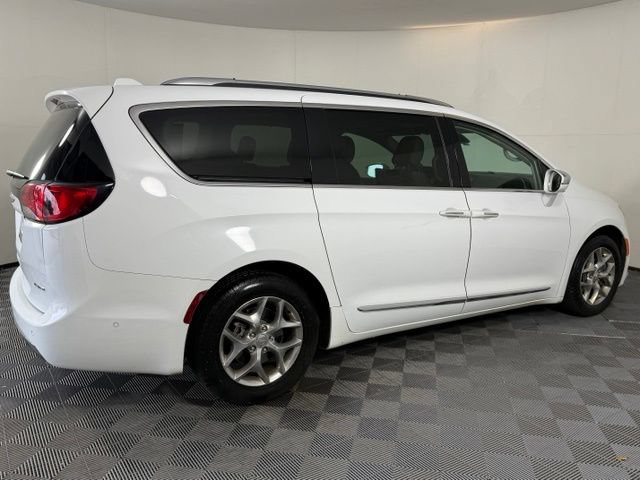Used 2019 Chrysler Pacifica Limited w/ Advanced Safetytec Group FWD image 8