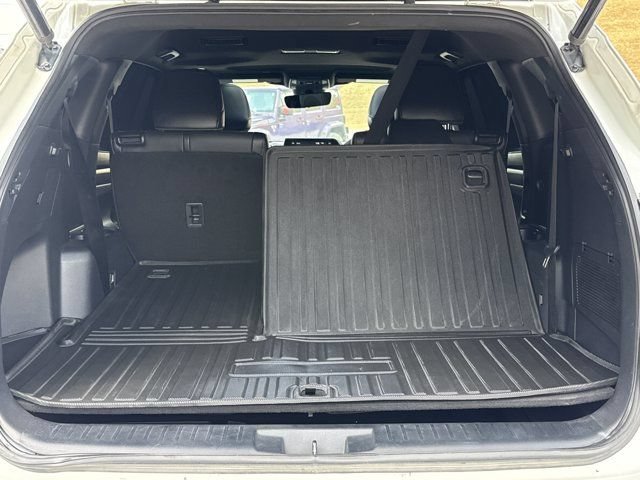 Used 2021 Toyota Highlander XSE FWD image 11