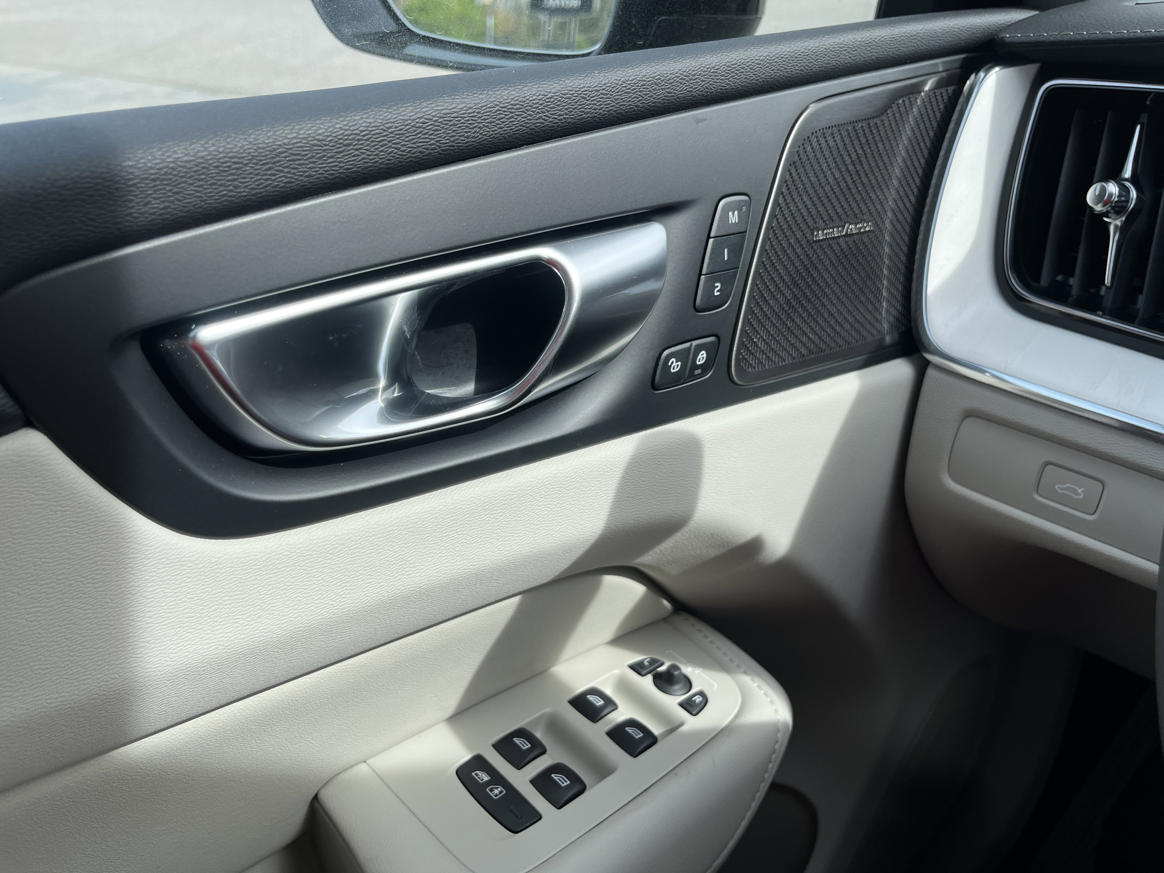 New 2026 Volvo XC60 B5 Ultra w/ Protection Package Premier image 22