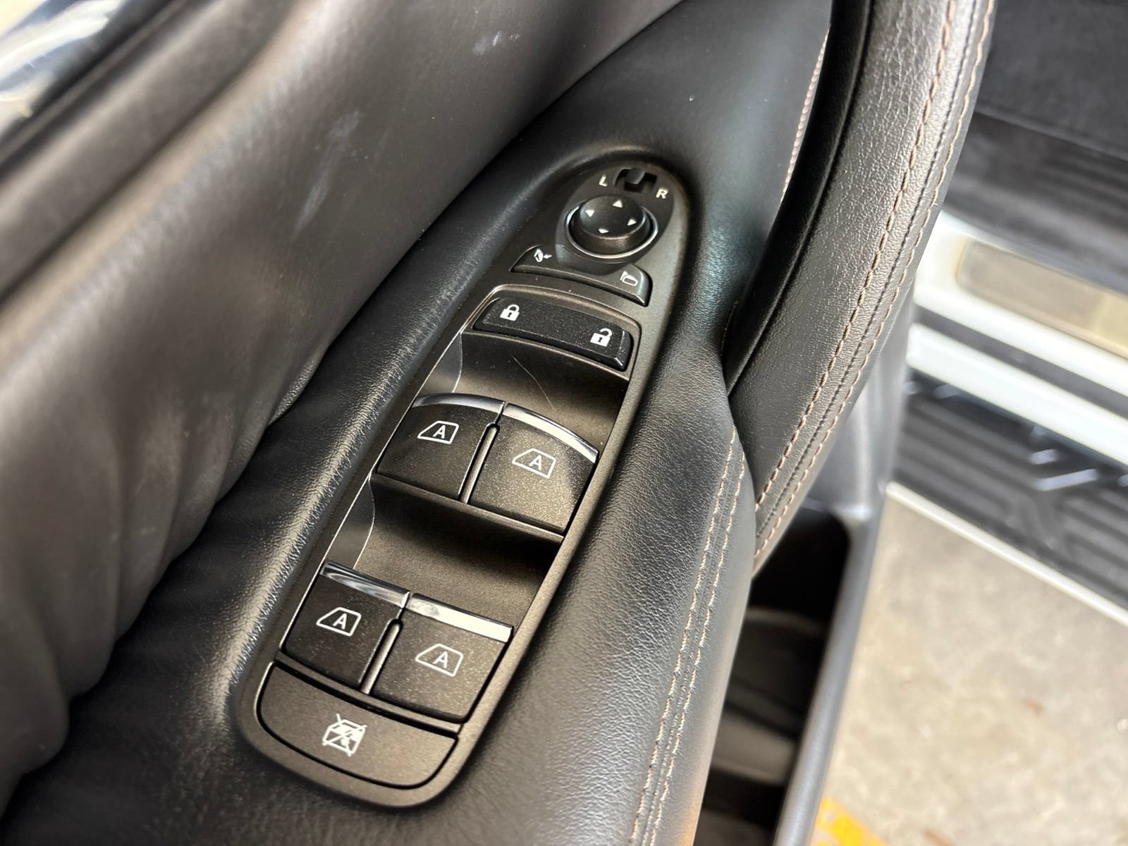 Used 2022 Nissan Armada Platinum w/ Captain's Chairs Package RWD image 12