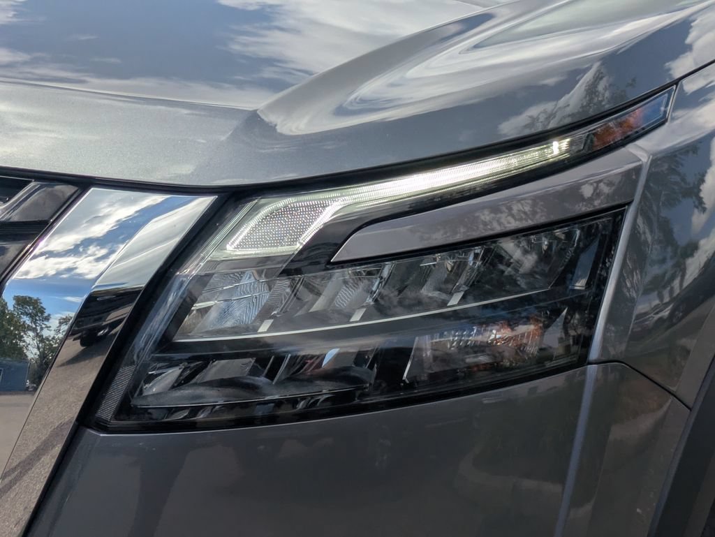 Used 2025 Nissan Pathfinder SV AWD/4WD image 10
