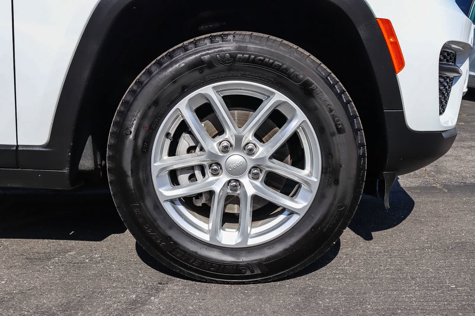 Used 2025 Jeep Grand Cherokee Laredo X RWD image 10