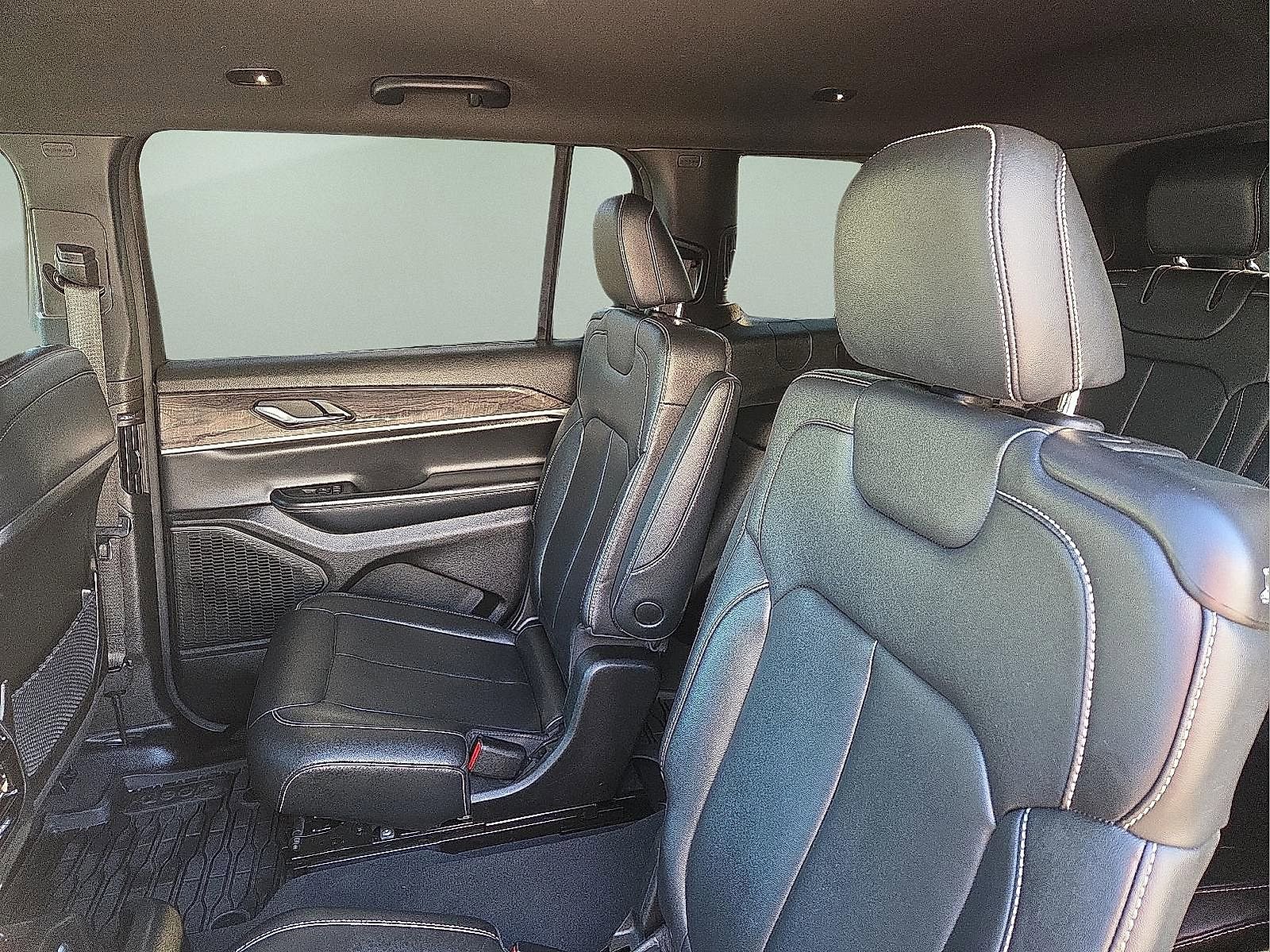 Used 2024 Jeep Grand Cherokee L Limited w/ Black Appearance Package image 10