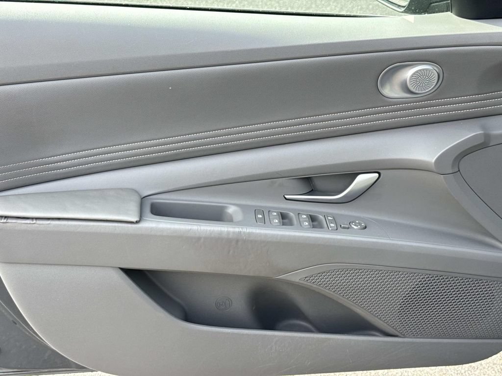 Used 2023 Hyundai Elantra SEL w/ Convenience Package FWD image 18