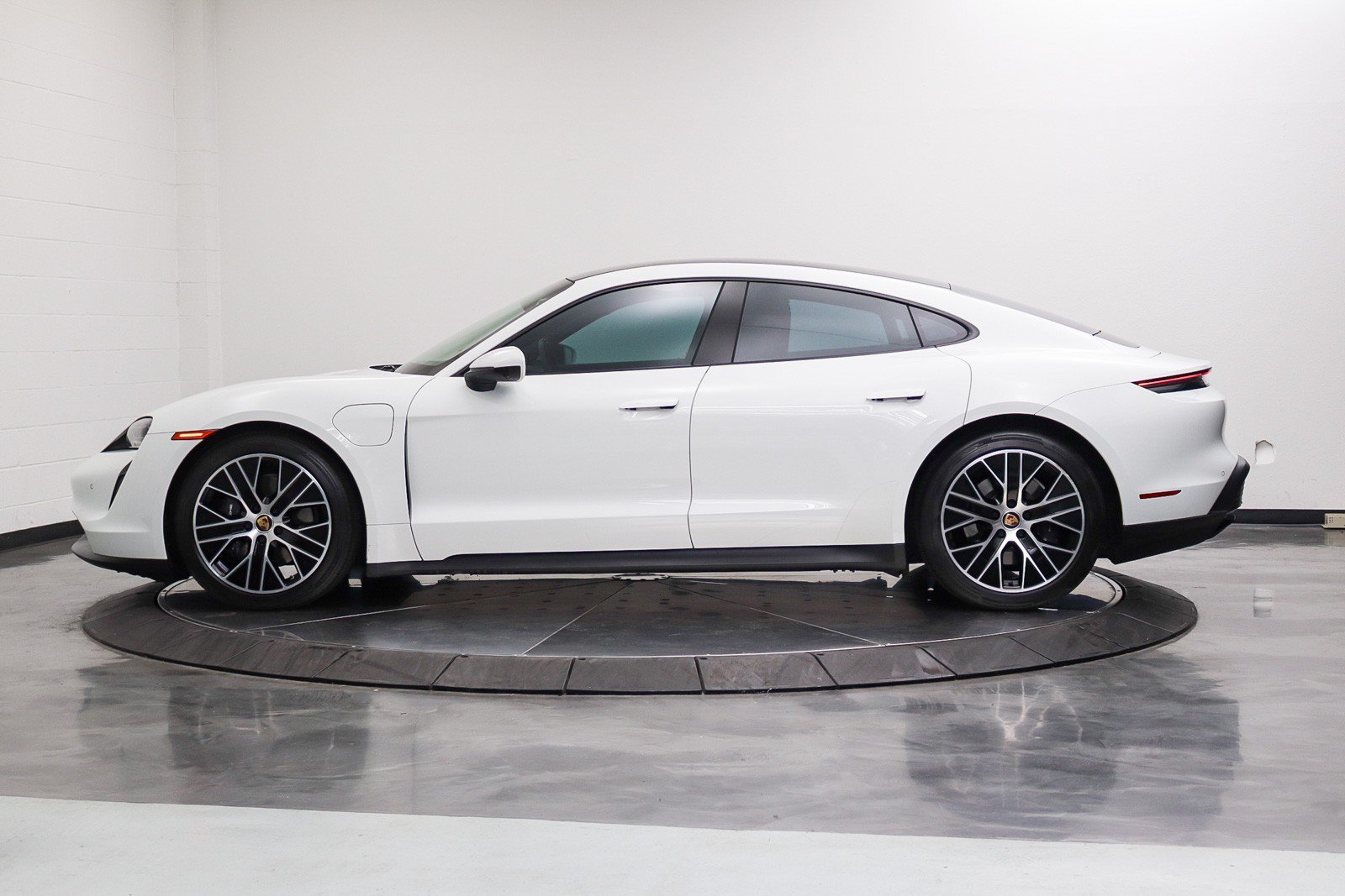 Used 2022 Porsche Taycan RWD image 2