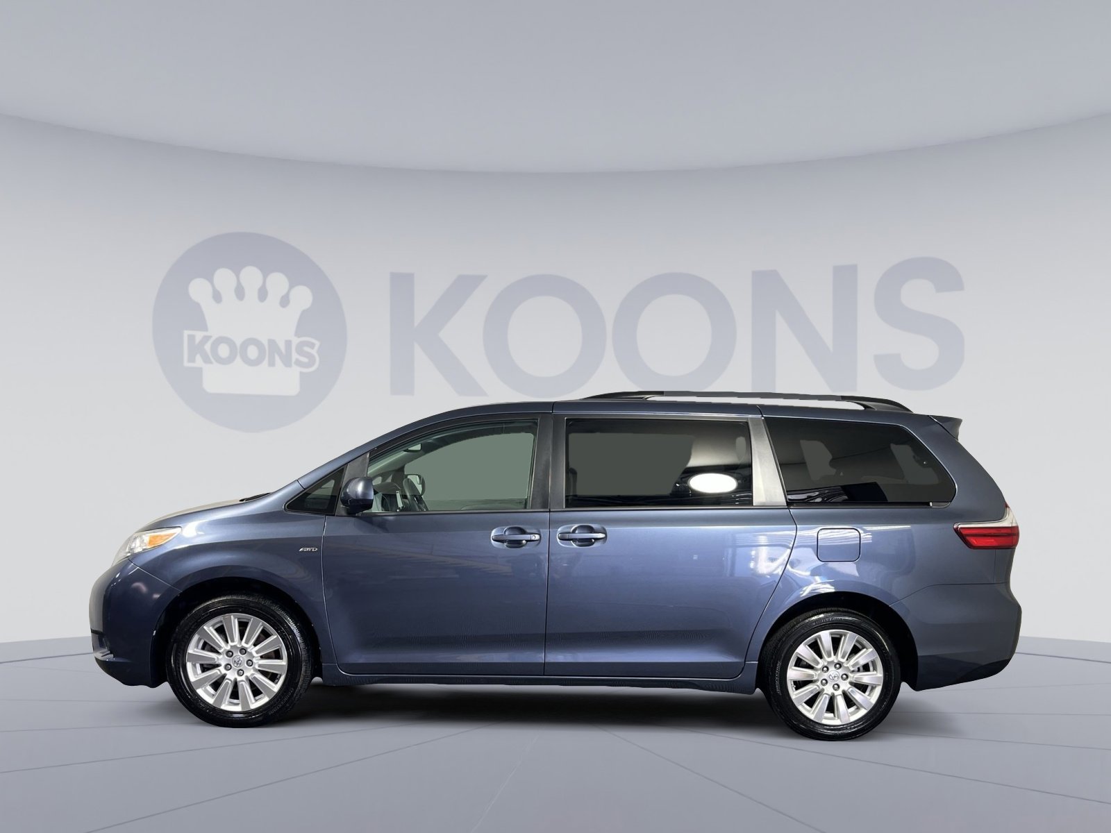 Used 2017 Toyota Sienna LE image 2
