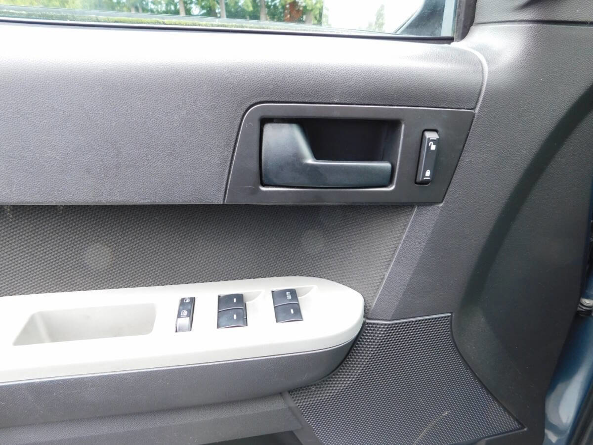 Used 2010 Ford Escape XLT image 16
