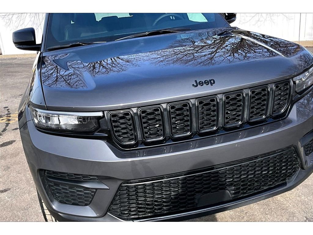 Certified 2025 Jeep Grand Cherokee Altitude image 32