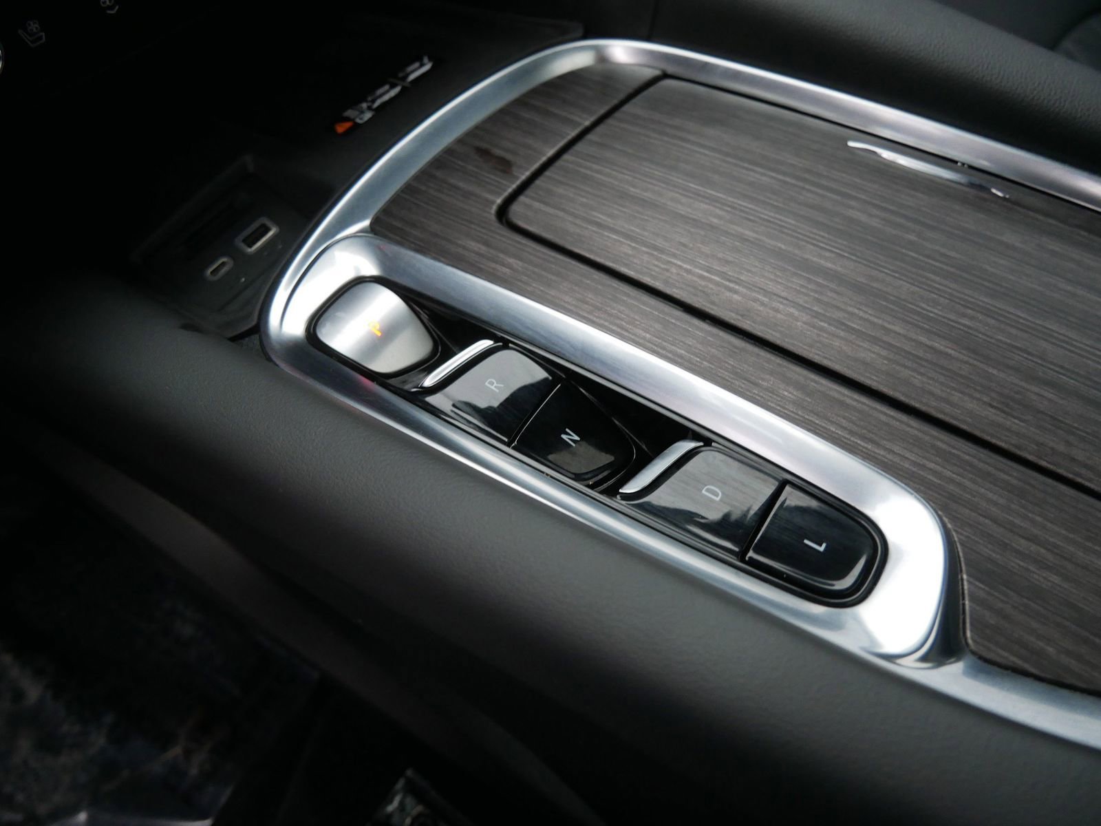 Used 2024 Buick Enclave Avenir w/ Avenir Technology Package image 17