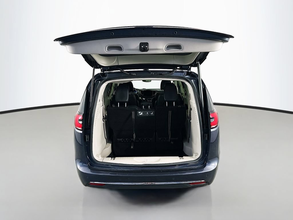 Used 2021 Chrysler Pacifica Touring-L FWD image 27