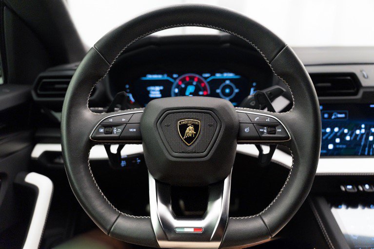Used 2025 Lamborghini Urus SE AWD/4WD image 16