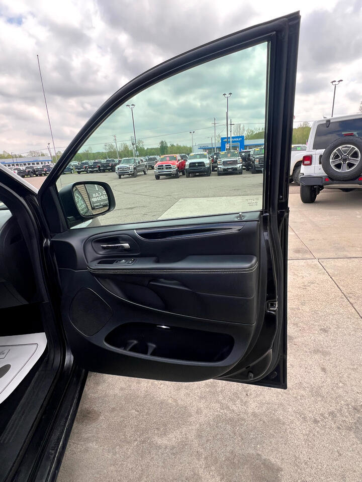 Used 2017 Dodge Grand Caravan SE image 14
