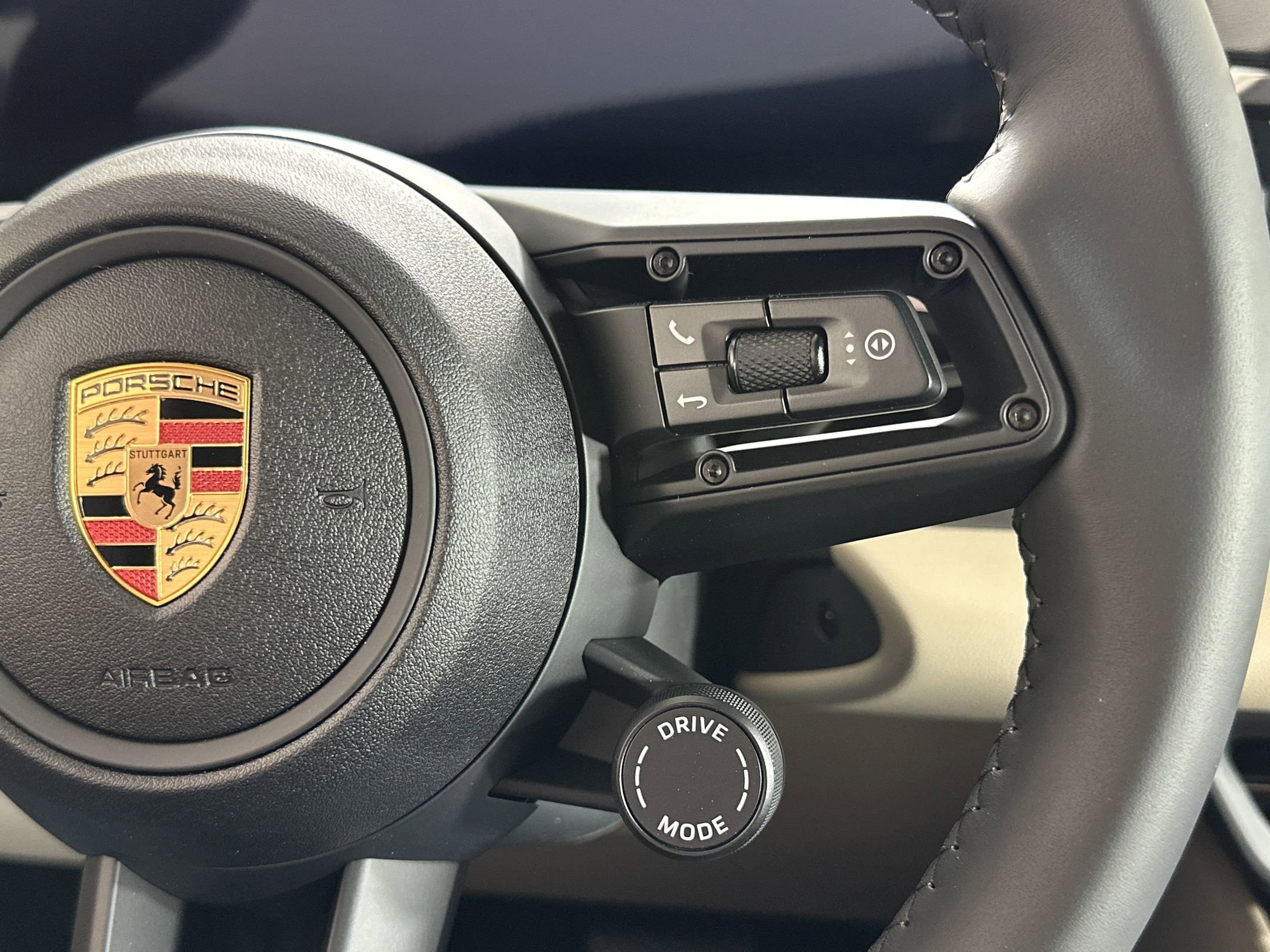 Certified 2025 Porsche Macan 4 Electric image 30