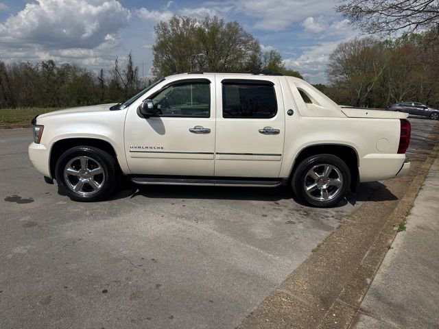 Used 2013 Chevrolet Avalanche LTZ image 4
