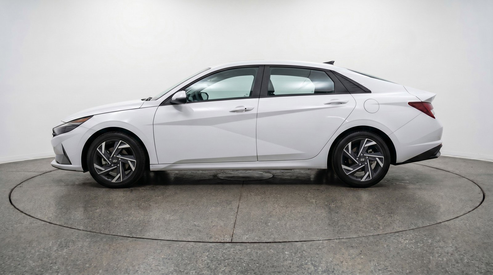 Used 2025 Hyundai Elantra SEL FWD image 5