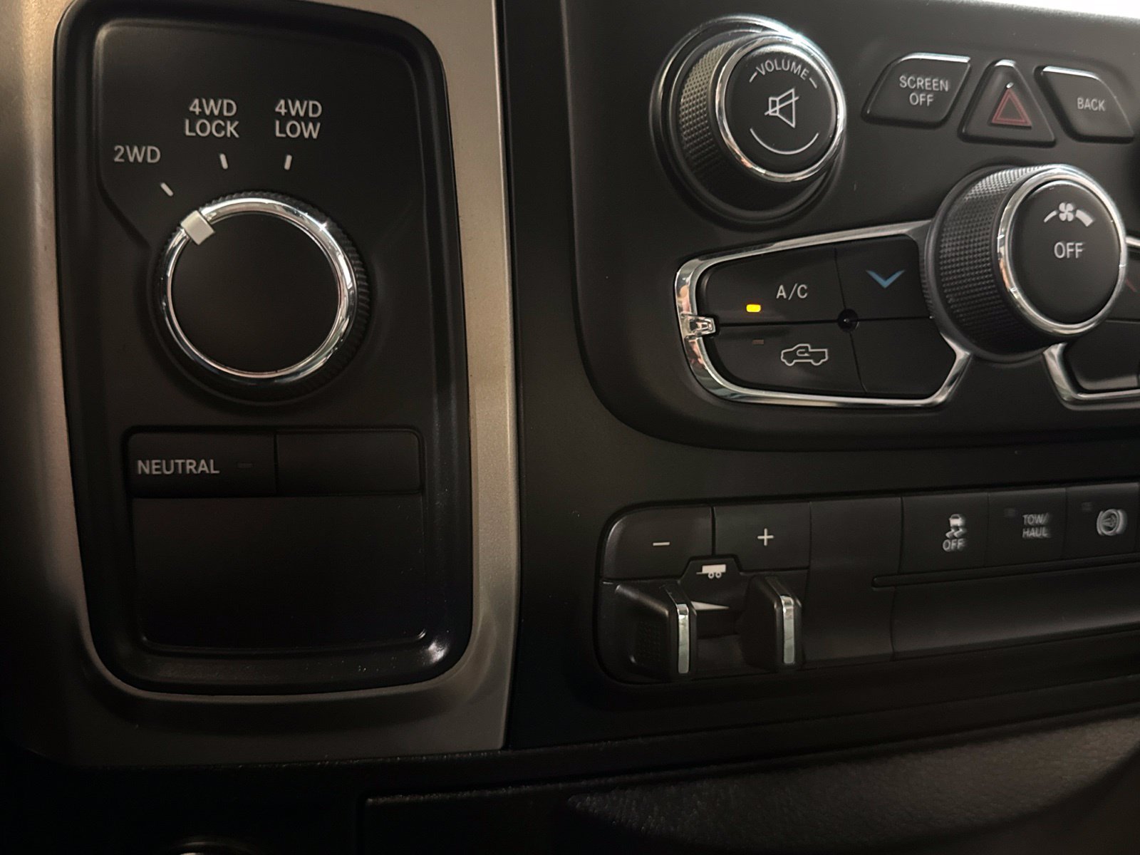 Used 2014 RAM 2500 SLT w/ Luxury Group AWD/4WD image 39