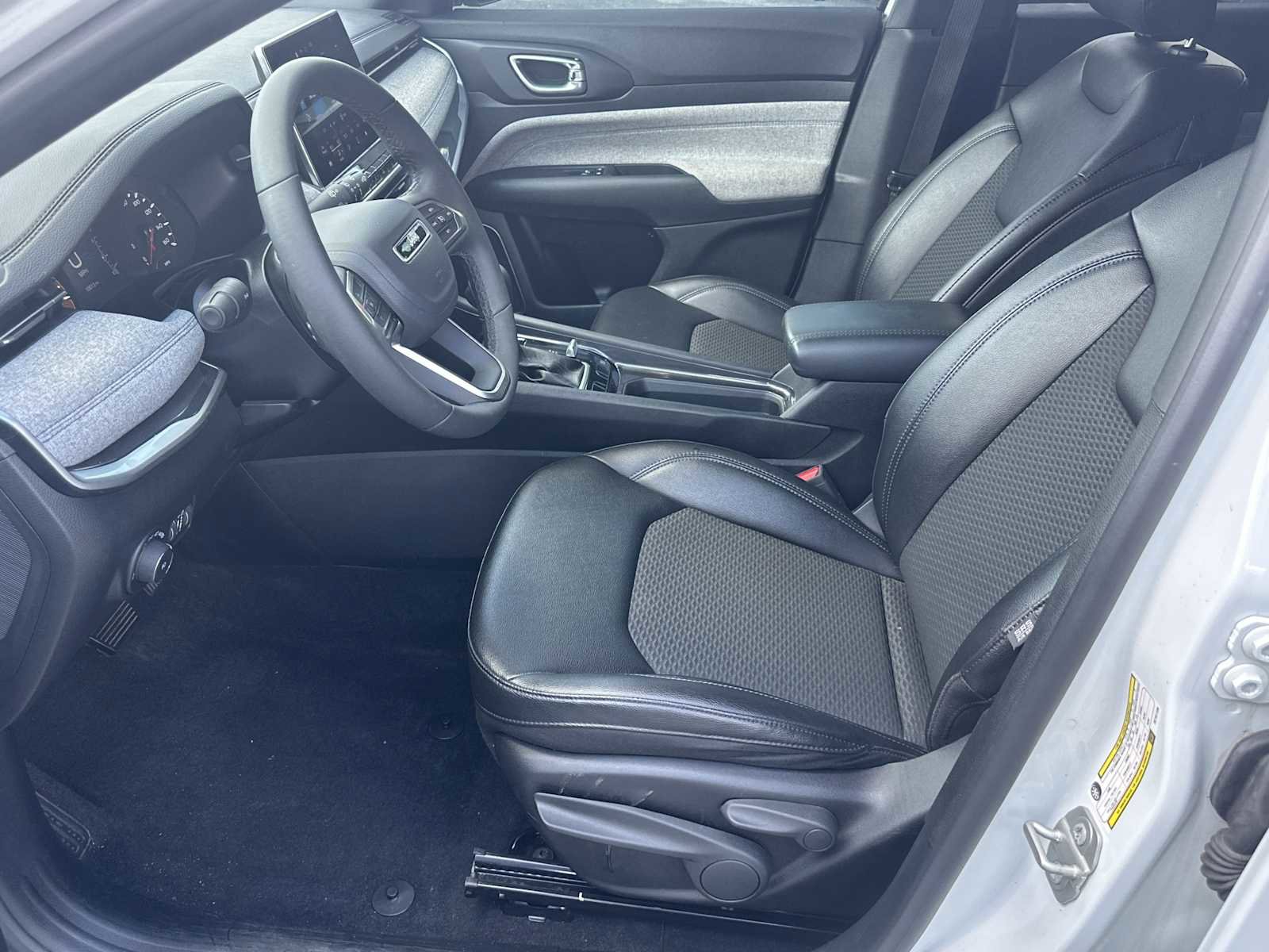 Used 2024 Jeep Compass Latitude image 9