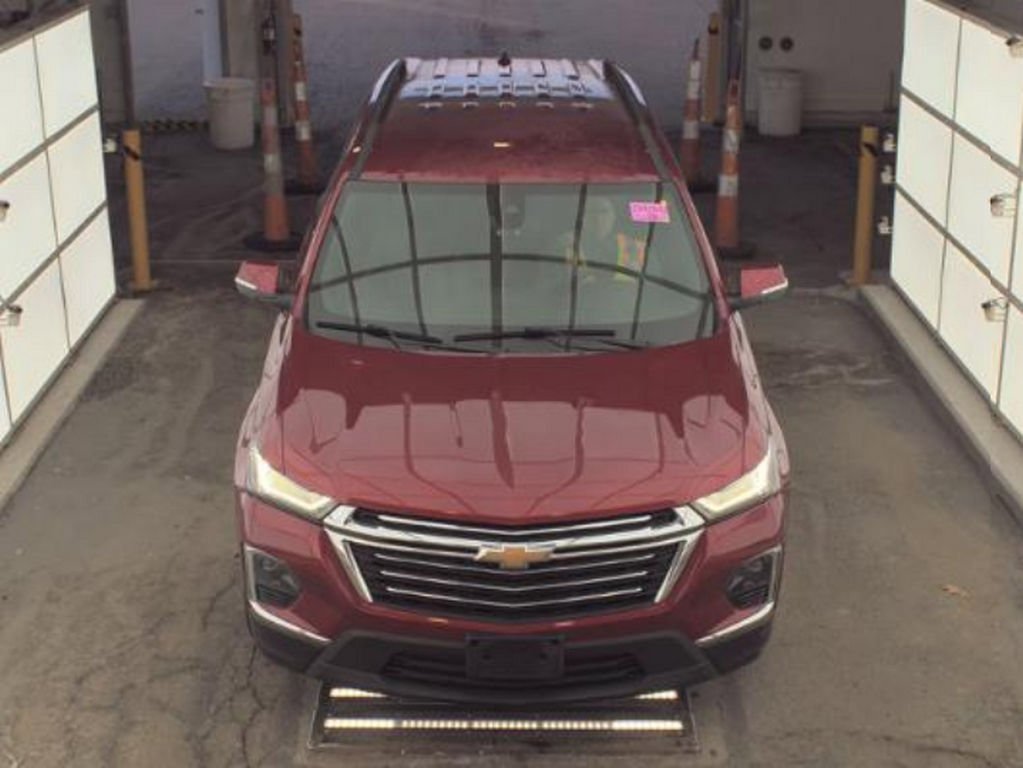 Used 2023 Chevrolet Traverse LT image 2