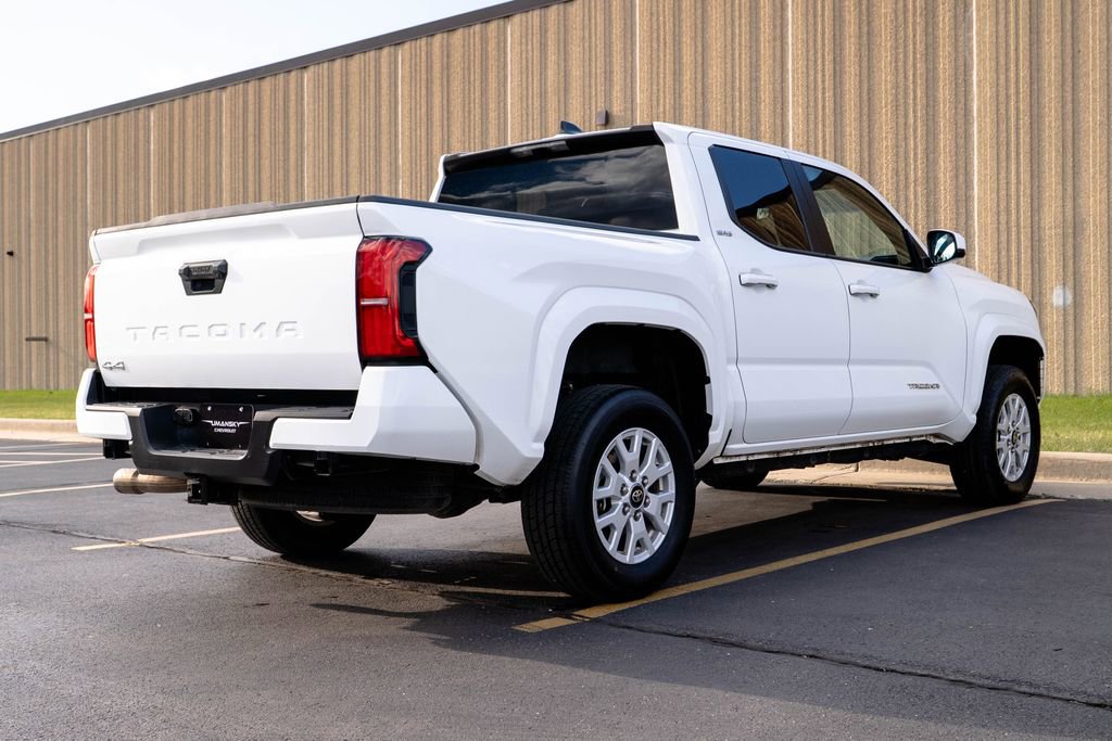 Used 2025 Toyota Tacoma SR5 AWD/4WD image 9
