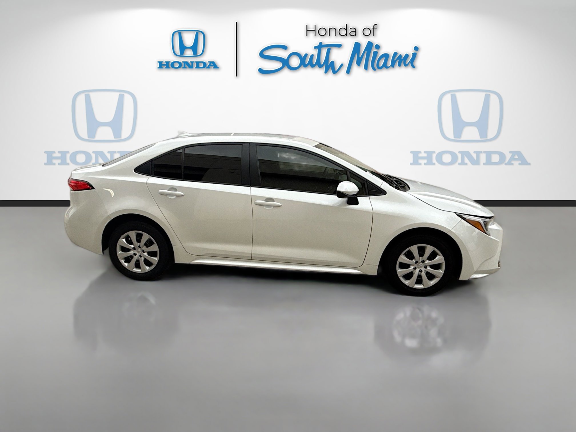 Used 2025 Toyota Corolla LE w/ Convenience Package image 8