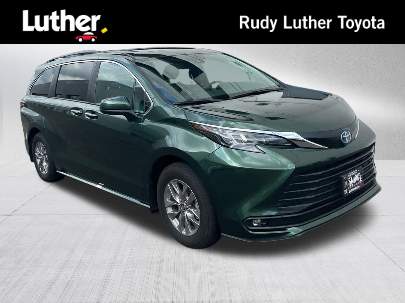 Used 2025 Toyota Sienna XLE AWD/4WD image 1