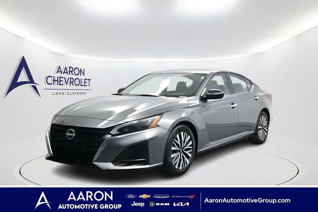 Used 2024 Nissan Altima 2.5 SV FWD image 1