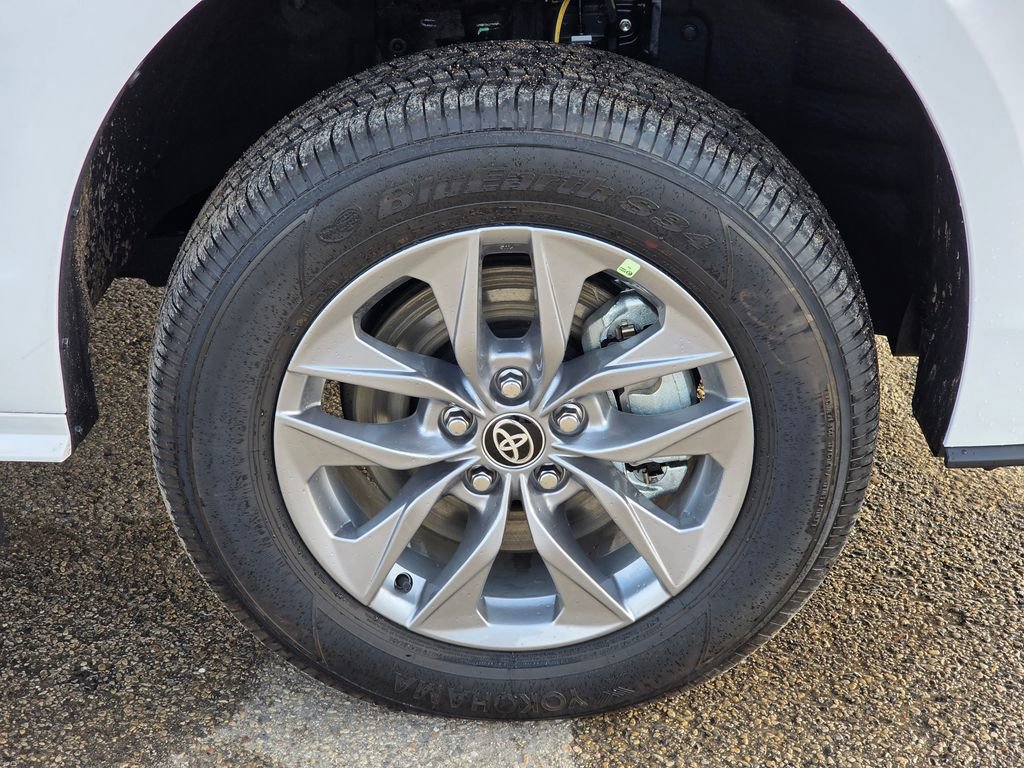 Used 2026 Toyota Sienna LE image 11