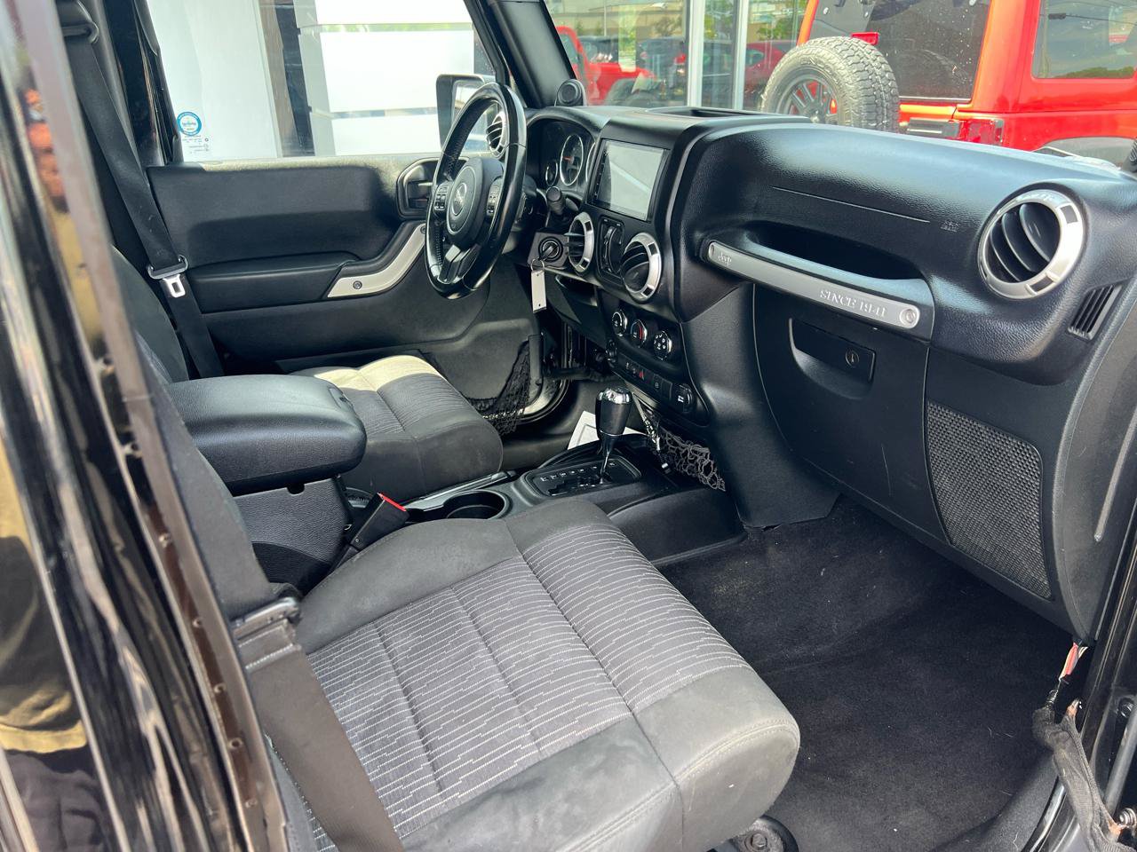Used 2011 Jeep Wrangler Unlimited Sahara w/ Connectivity Group AWD/4WD image 9