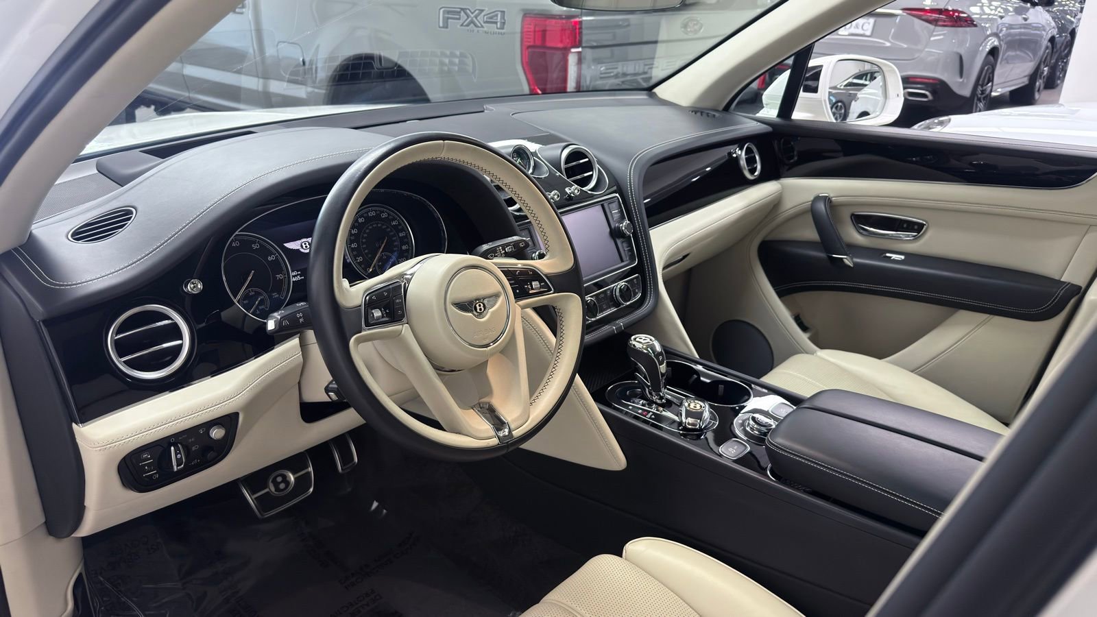 Used 2020 Bentley Bentayga image 3