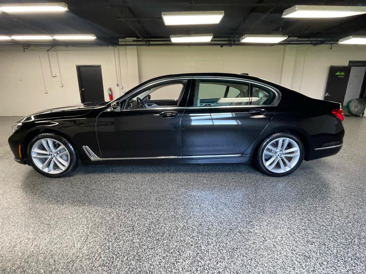 Used 2018 BMW 750i xDrive AWD/4WD image 10