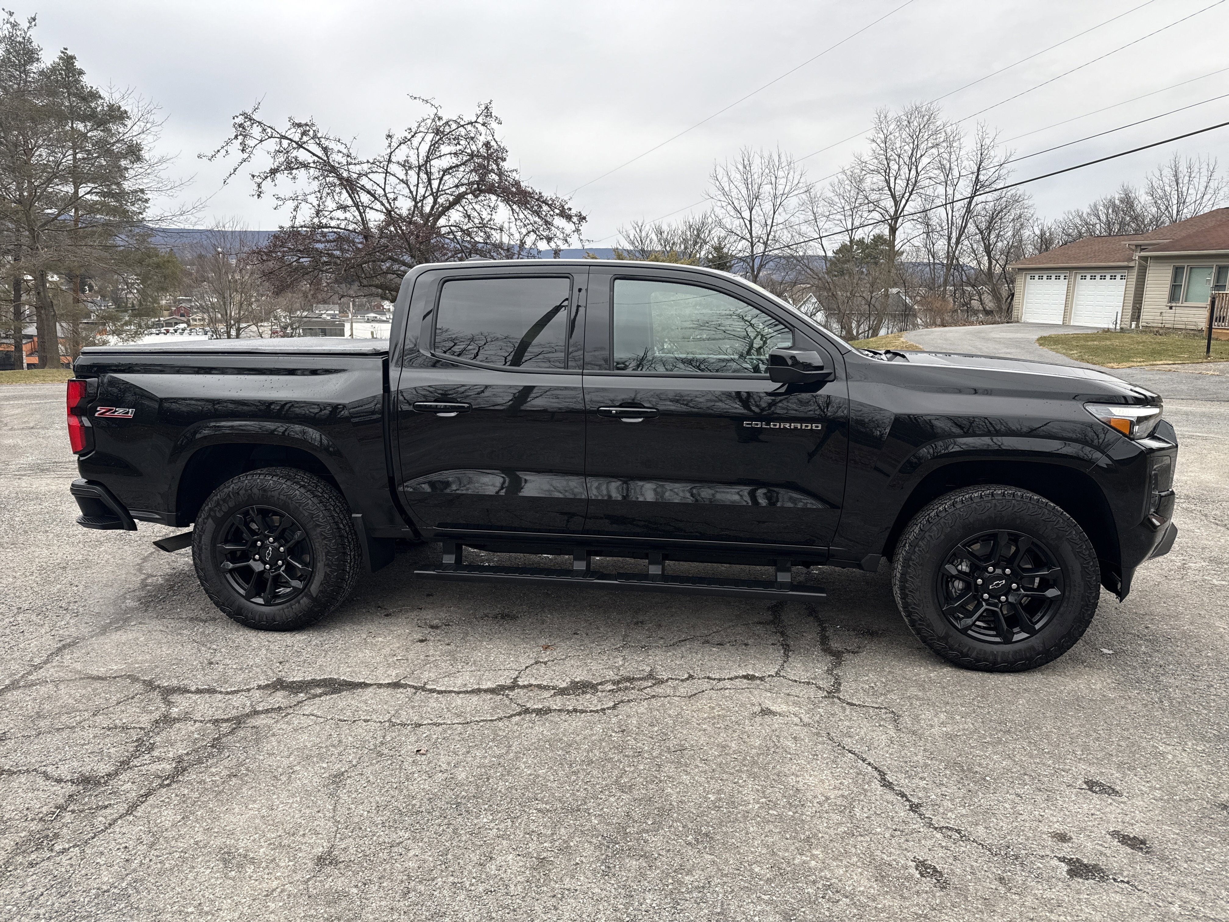 Used 2025 Chevrolet Colorado Z71 w/ Midnight Edition image 2