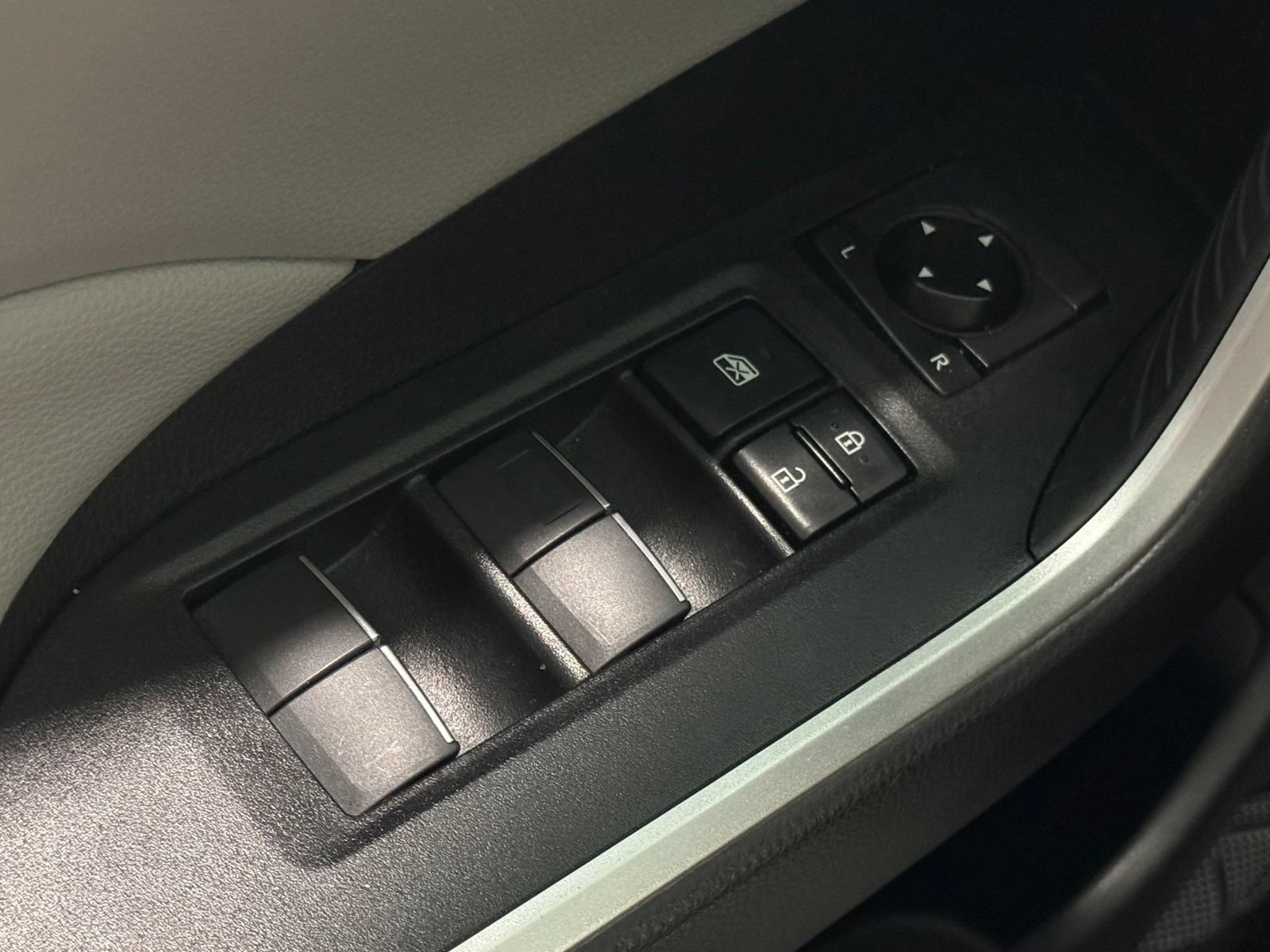 Used 2020 Toyota RAV4 XLE Premium AWD/4WD image 32