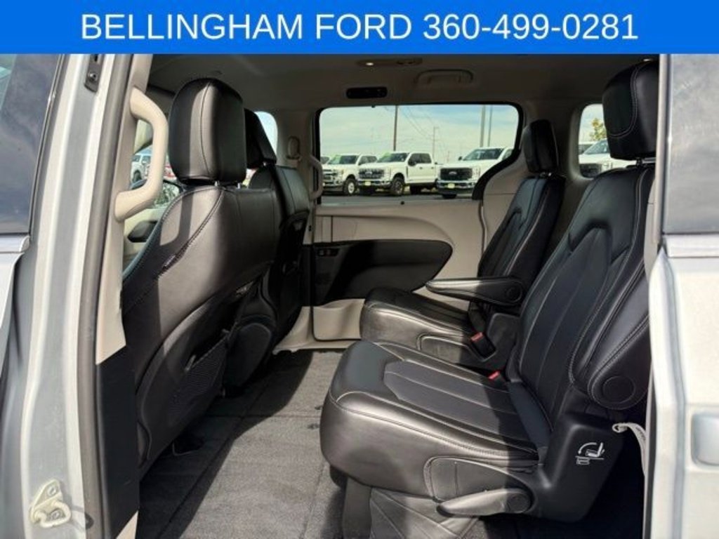 Used 2024 Chrysler Pacifica Touring-L image 34