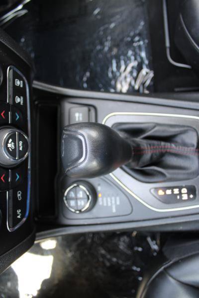 Used 2020 Jeep Cherokee Trailhawk w/ Cold Weather Group AWD/4WD image 24