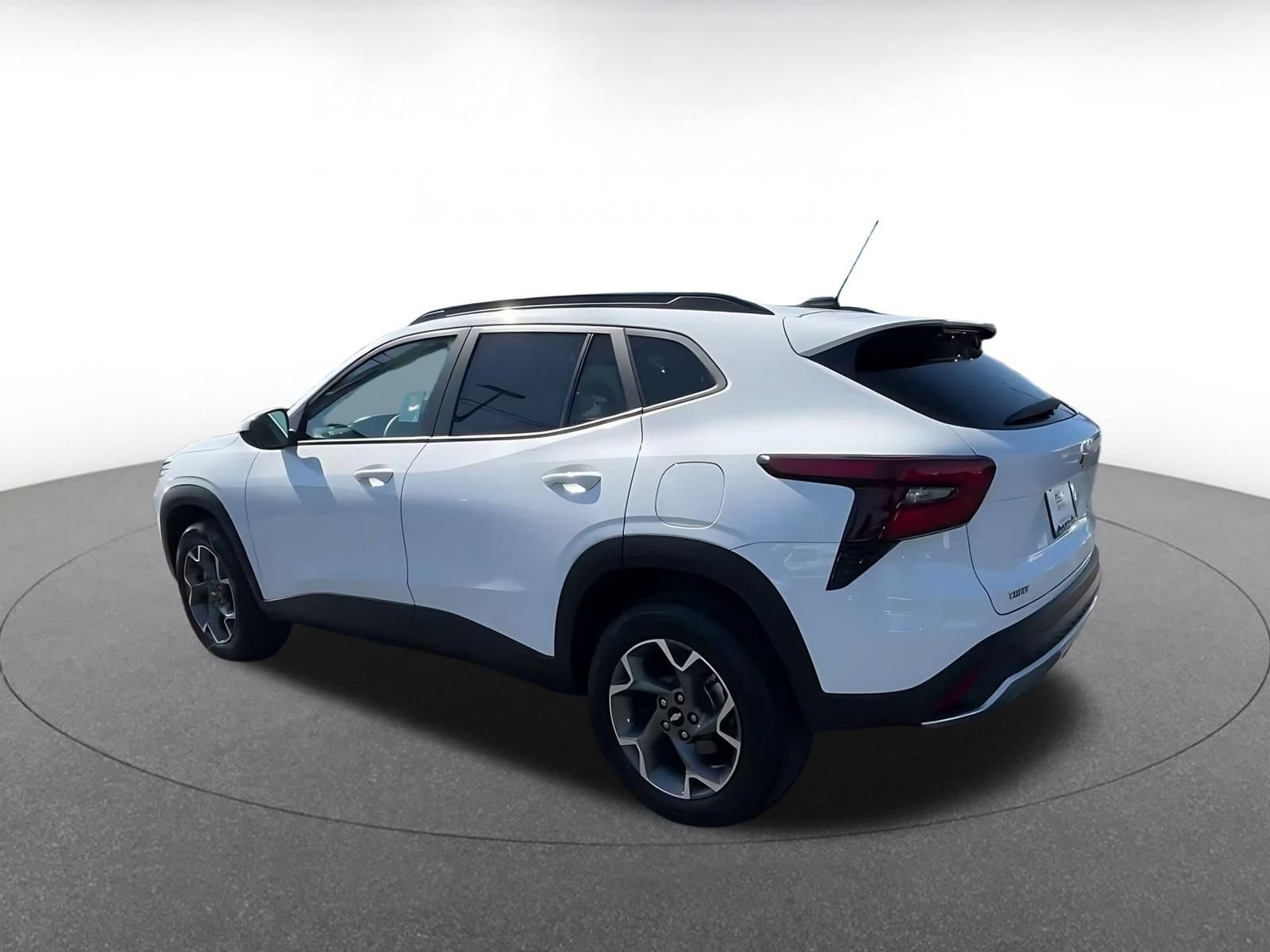 Used 2025 Chevrolet Trax LT FWD image 9