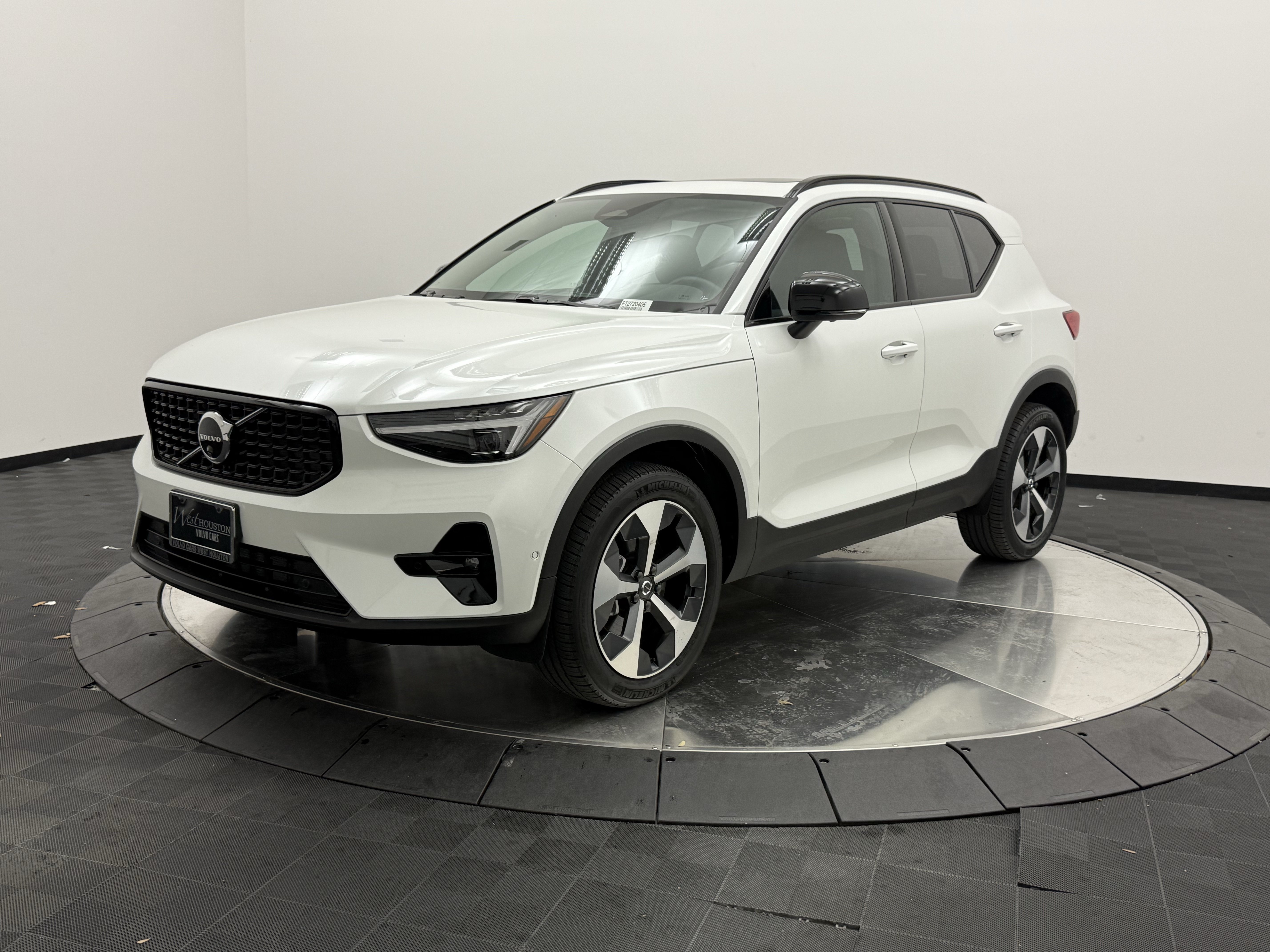 Certified 2026 Volvo XC40 B5 Plus AWD/4WD image 4